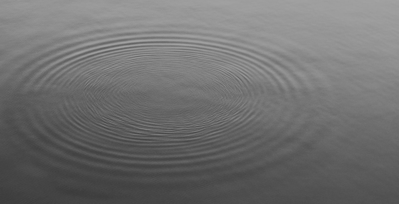 Konzentrische Ringe auf einer Wasseroberfläche